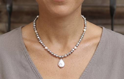 Perlový náhrdelník grey