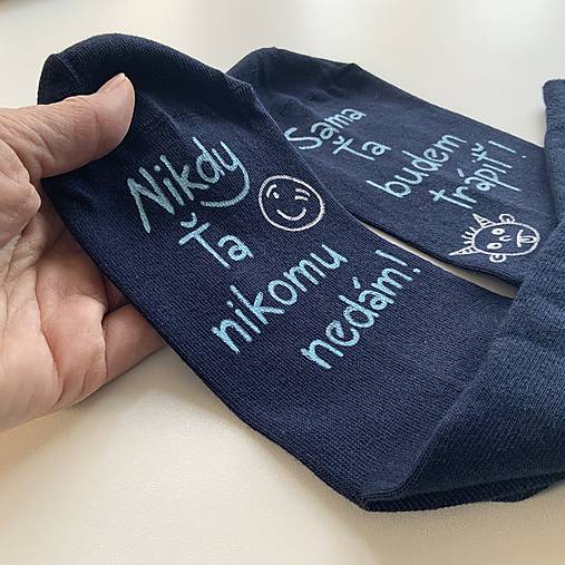 Maľované tmavomodré ponožky s nápisom: "Nikdy Ťa nikomu nedám/sama Ťa budem trápiť"