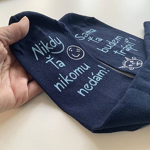 Maľované tmavomodré ponožky s nápisom: "Nikdy Ťa nikomu nedám/sama Ťa budem trápiť"