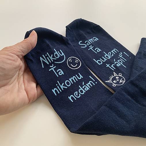 Maľované tmavomodré ponožky s nápisom: "Nikdy Ťa nikomu nedám/sama Ťa budem trápiť"