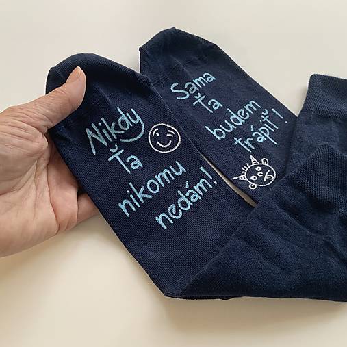Maľované tmavomodré ponožky s nápisom: "Nikdy Ťa nikomu nedám/sama Ťa budem trápiť"