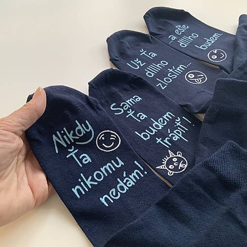 Maľované tmavomodré ponožky s nápisom: "Nikdy Ťa nikomu nedám/sama Ťa budem trápiť"