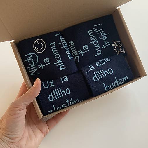 Maľované tmavomodré ponožky s nápisom: "Nikdy Ťa nikomu nedám/sama Ťa budem trápiť"