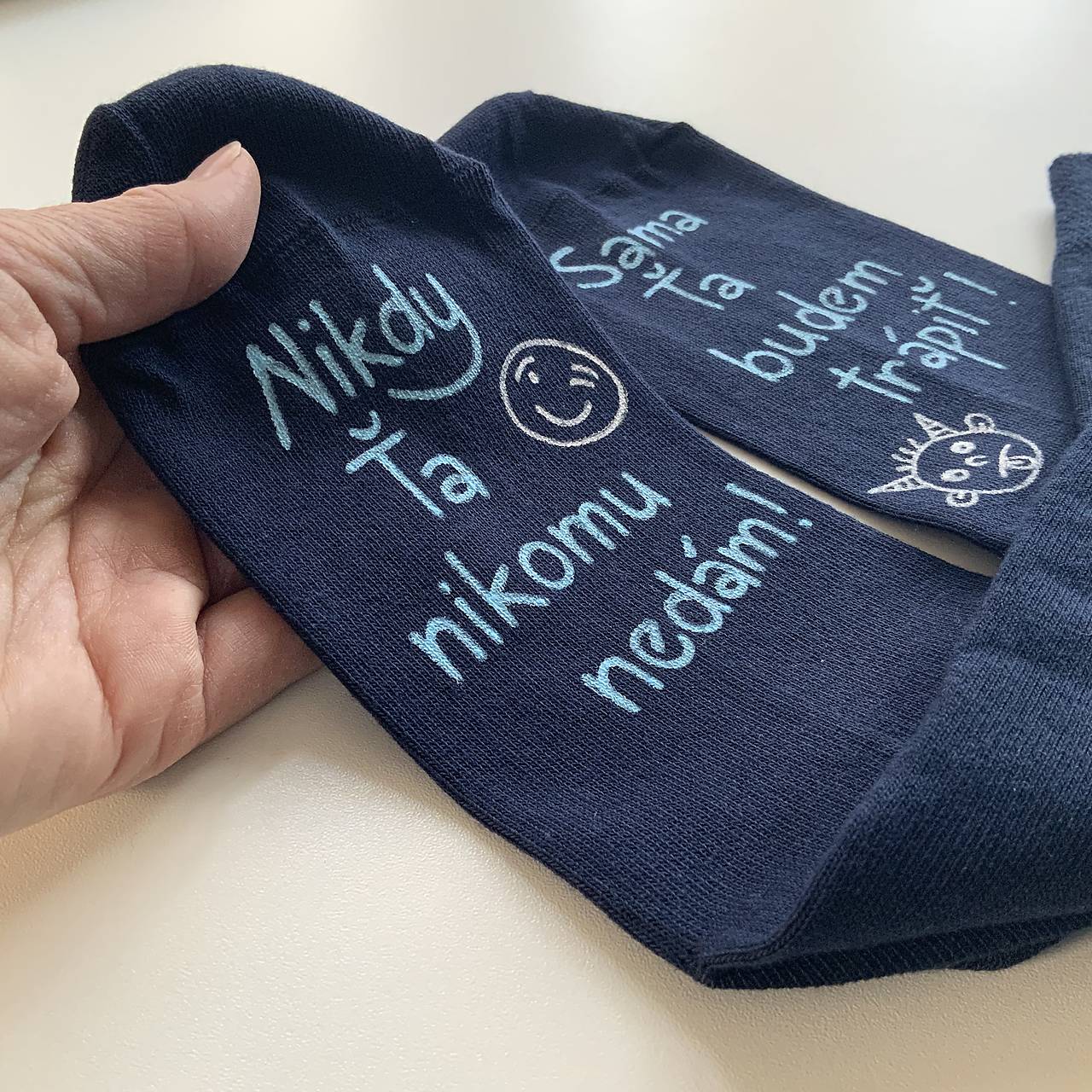 Maľované tmavomodré ponožky s nápisom: "Nikdy Ťa nikomu nedám/sama Ťa budem trápiť"