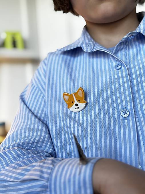 Keramická brošňa corgi