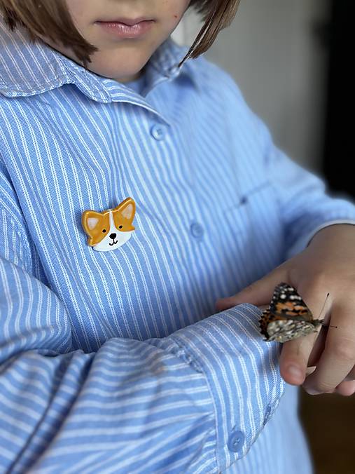 Keramická brošňa corgi
