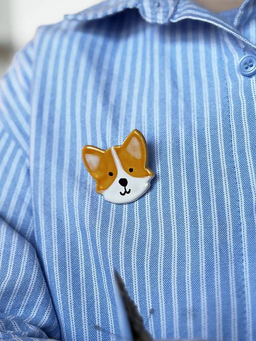 Keramická brošňa corgi
