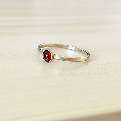 Prstene - Simple Garnet AG925 Ring / Jemný strieborný prsteň s granátom E071 - 18327598_