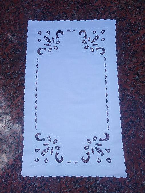Úžitkový textil - Ručne vyšívaná dečka richelieu R29 obdĺžnik 85x51cm - 18328006_
