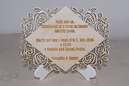 Papiernictvo - Romantické drevené svadobné oznámenie s jemne vyrezávaným rámom a gravírovaným textom. - 18329342_