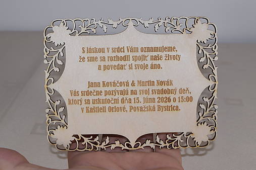 Papiernictvo - Drevené svadobné oznámenie gravírované – moderná svadobná pozvánka z dreva s kvetinovým vzorom, - 18337822_