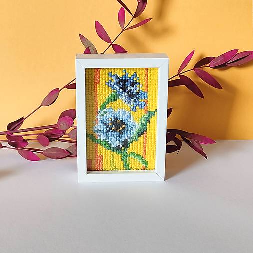 Dekorácie - Miniatúrna výšivka 5 x 7,5 cm v ráme na zavesenie - 18340796_