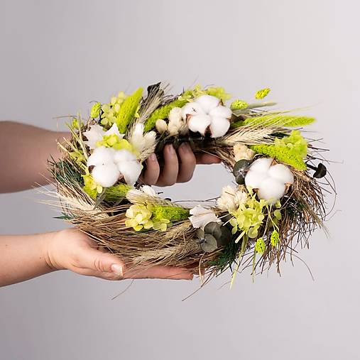 Zelený prírodný veniec na dvere zo sušených kvetov | moderný handmade veniec