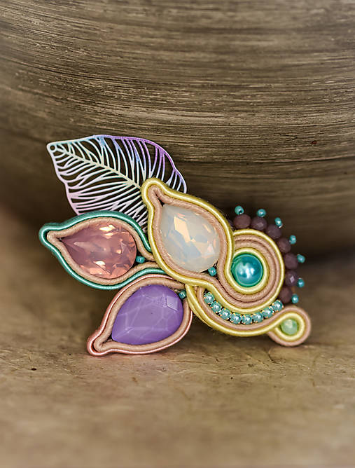 Brošne - Elegantná farebná soutache brošňa na kabát - 18346046_