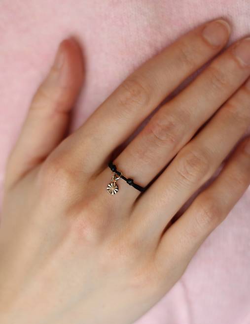 Prstene - Minimalistický šnúrkový prsteň s príveskom - 18349987_
