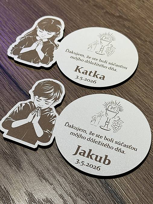 Dekorácie - Personalizovaná drevená magnetka – Pamiatka na Prvé sväté prijímanie - 18350383_