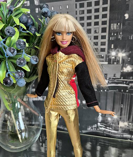 Zlatá mikina s kapucňou pre Barbie