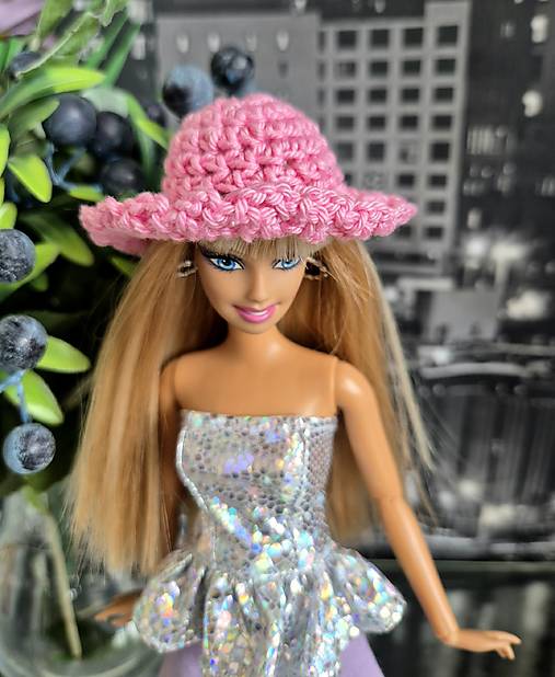 Ružový klobúčik pre Barbie