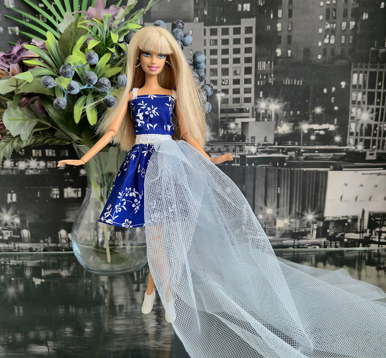 Modrotlačové šaty pre Barbie