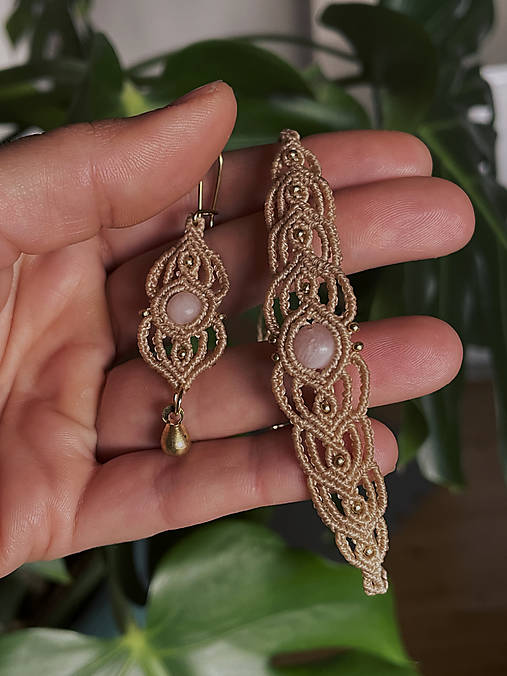 Náušnice - Micro macramé náušnice s ruženínom - 18351212_