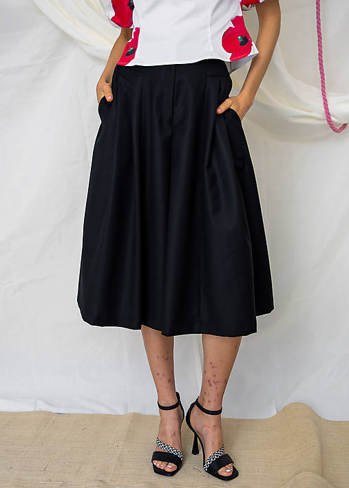 Čierne culottes so záhybmi  (Čierne vlna-kašmír)