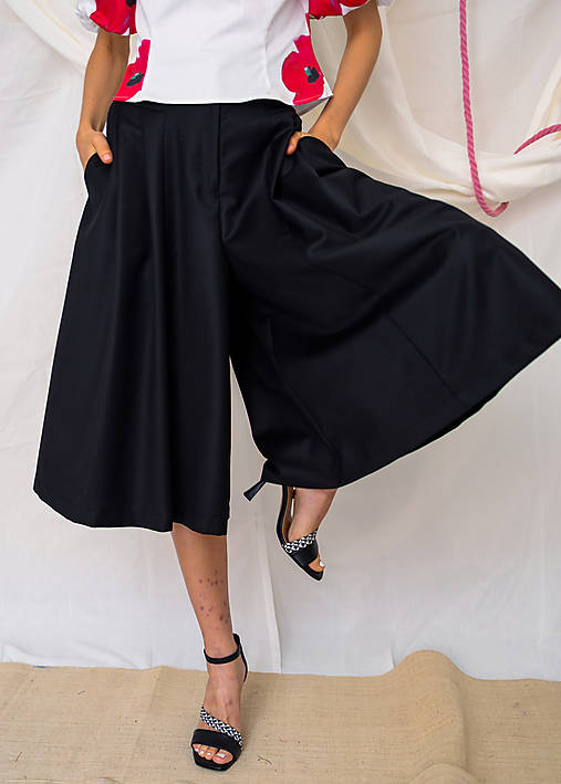Čierne culottes so záhybmi