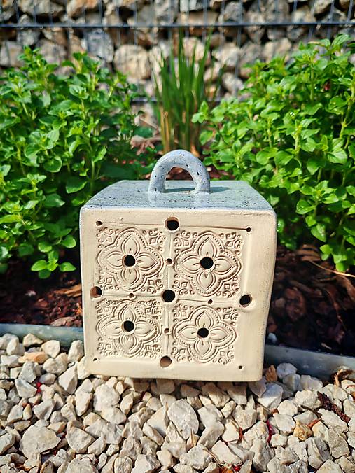 Dekorácie - Keramický domček pre včely samotárky Ornament – modro-sivá kropenatáKeď sa ekológia stretne s čistým severským dizajnom - 18354413_