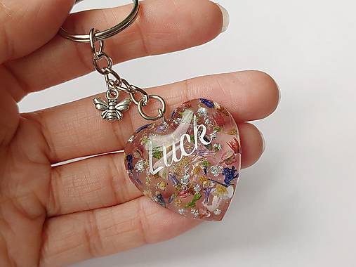 Kľúčenky - Personalizovaná živicová kľúčenka so sušenými kvetmi - 18360093_
