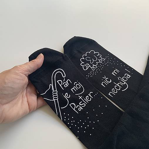 Motivačné maľované ponožky s nápisom: "Pán je môj pastier!" (Čierne s obrázkom pastierskej palice a ovečky)