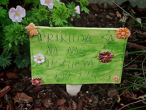 Dekorácie - Keramická ceduľka do záhrady s nápisom – Príroda sa na nás usmieva kvetmi - 18362100_