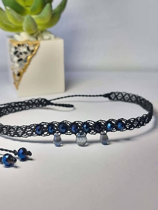 Náhrdelníky - Macrame  choker v čiernej farbe so sklenenými korálkami. - 18367444_