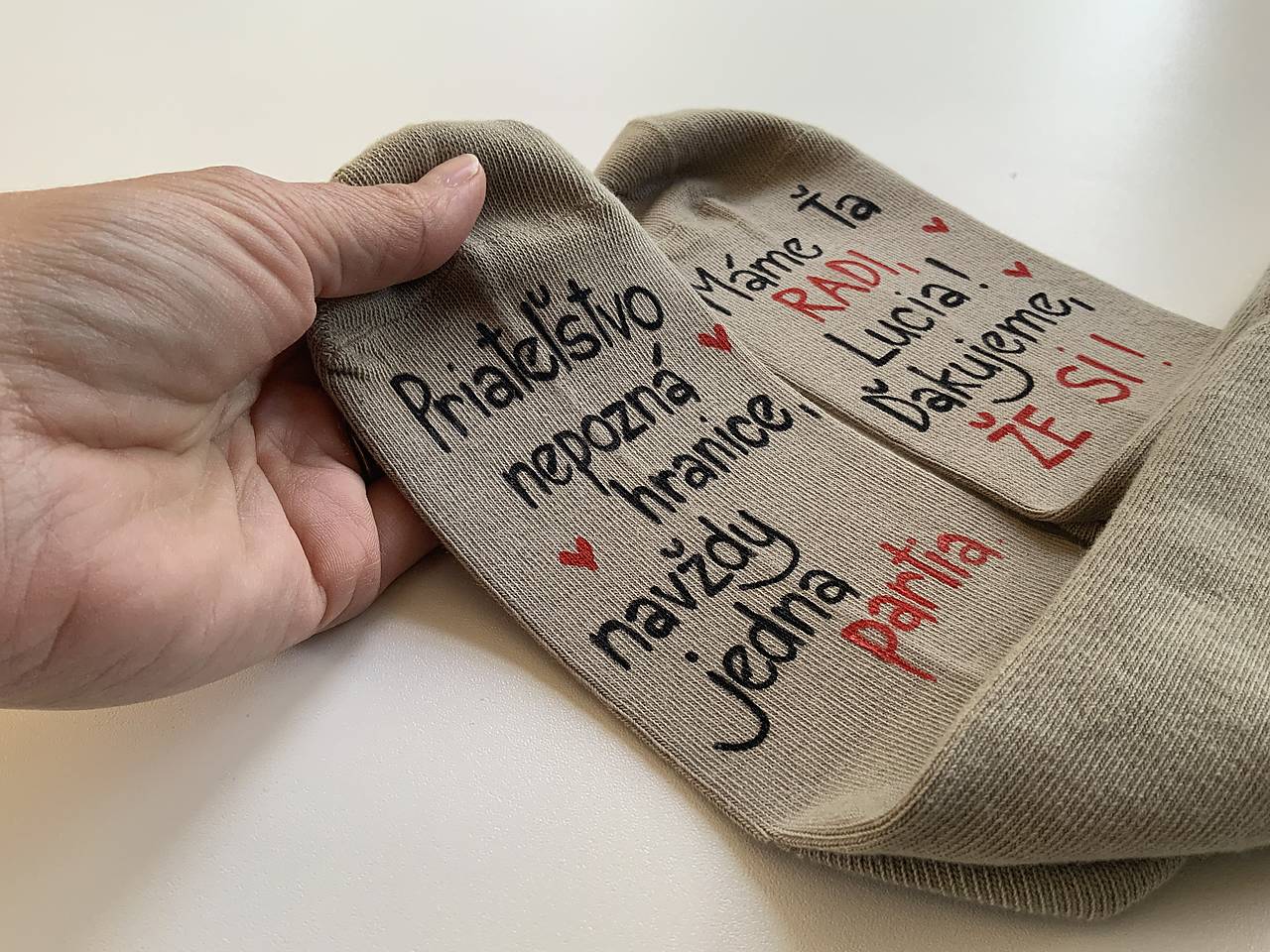Maľované ponožky pre priateľa s nápisom: "Priateľstvo nepozná hranice, navždy jedna partia..."