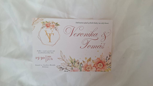 Papiernictvo - Svadobné oznámenie s púdrovými kvetmi a monogramom - 18369823_