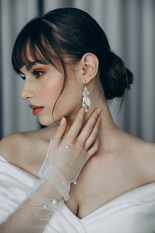 Náušnice Amélia s lístkami a Swarovski  (Bielo-strieborné s krištálikmi)