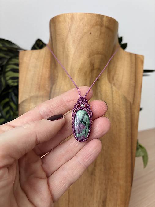 Náhrdelníky - Prírodný nahrdelník s minerálmi-natural+ makrame (Rubín v zoisite) - 18373184_