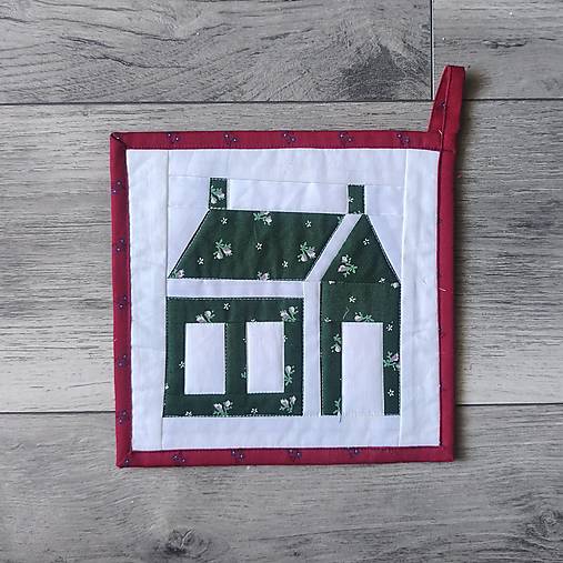 Úžitkový textil - Originálna patchworková chňapka s motívom domčeka - 18375421_