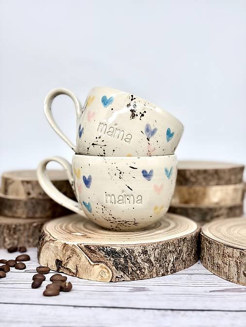 Farebné srdiečka - šálka cappuccino máma (200ml, s uškom)