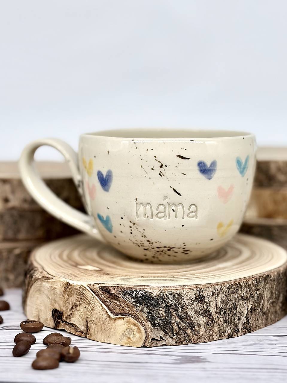 Farebné srdiečka - šálka cappuccino máma (200ml, s uškom)