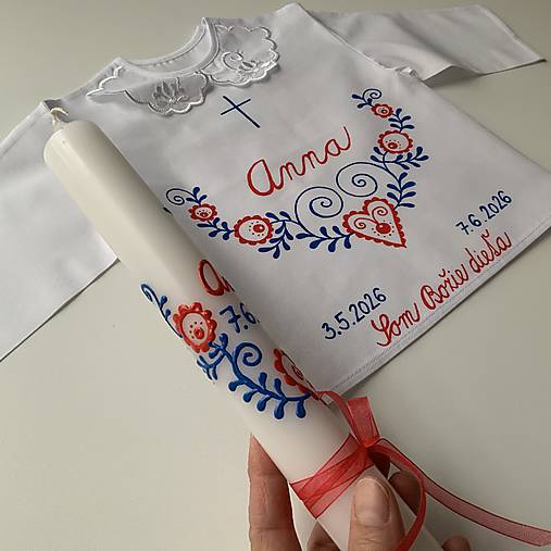 Krstná košieľka a svieca na krst maľovaná ľudovoladená (Červeno modrá kombinacia s krížikom (sada košieľka + svieca))