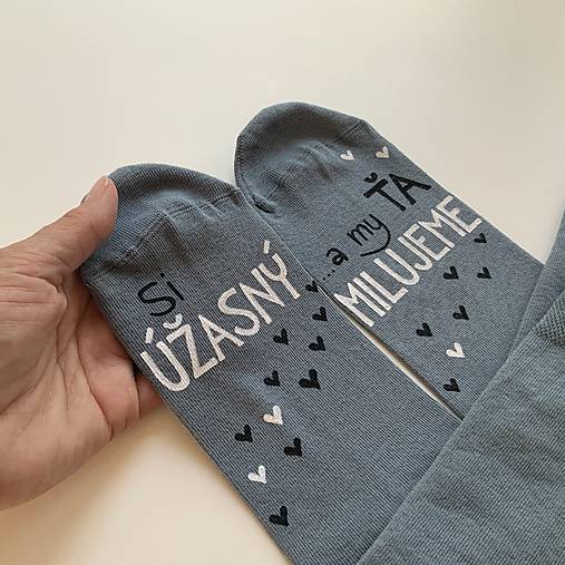 Maľované zamilované ponožky s nápisom: “Si úžasný manžel / a ja Ťa milujem” (Sivé (my ťa milujeme))