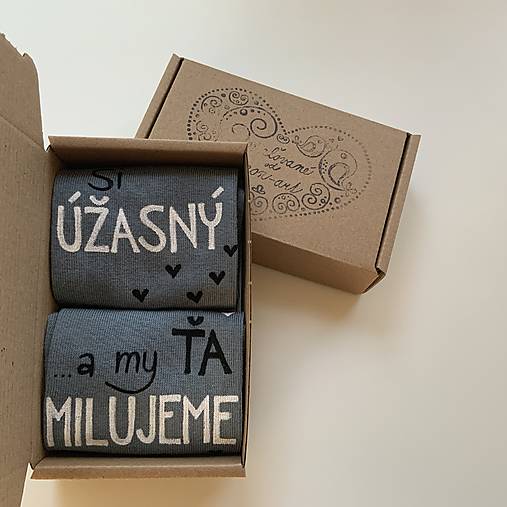 Maľované zamilované ponožky s nápisom: “Si úžasný manžel / a ja Ťa milujem” (Sivé (my ťa milujeme))