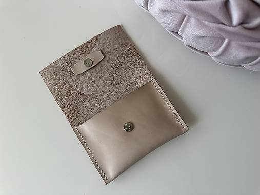 Minimalistická kožená peňaženka s magnetickým zapínaním