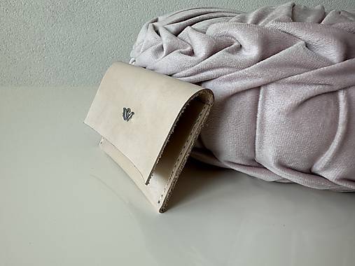 Minimalistická kožená peňaženka s magnetickým zapínaním