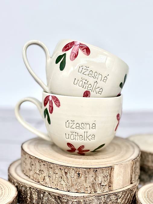Červené kvety - šálka cappuccino úžasná učiteľka (200ml, s uškom)