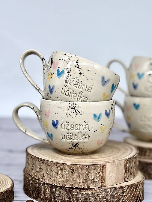 Farebné srdiečka - šálka cappuccino úžasná učiteľka (200ml, s uškom!