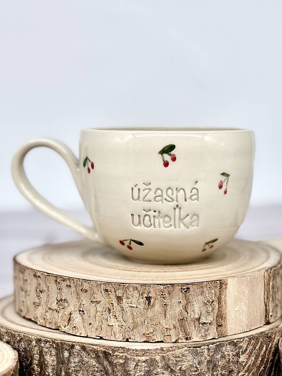 Čerešne - šálka cappuccino úžasná učiteľka (200ml, s uškom)