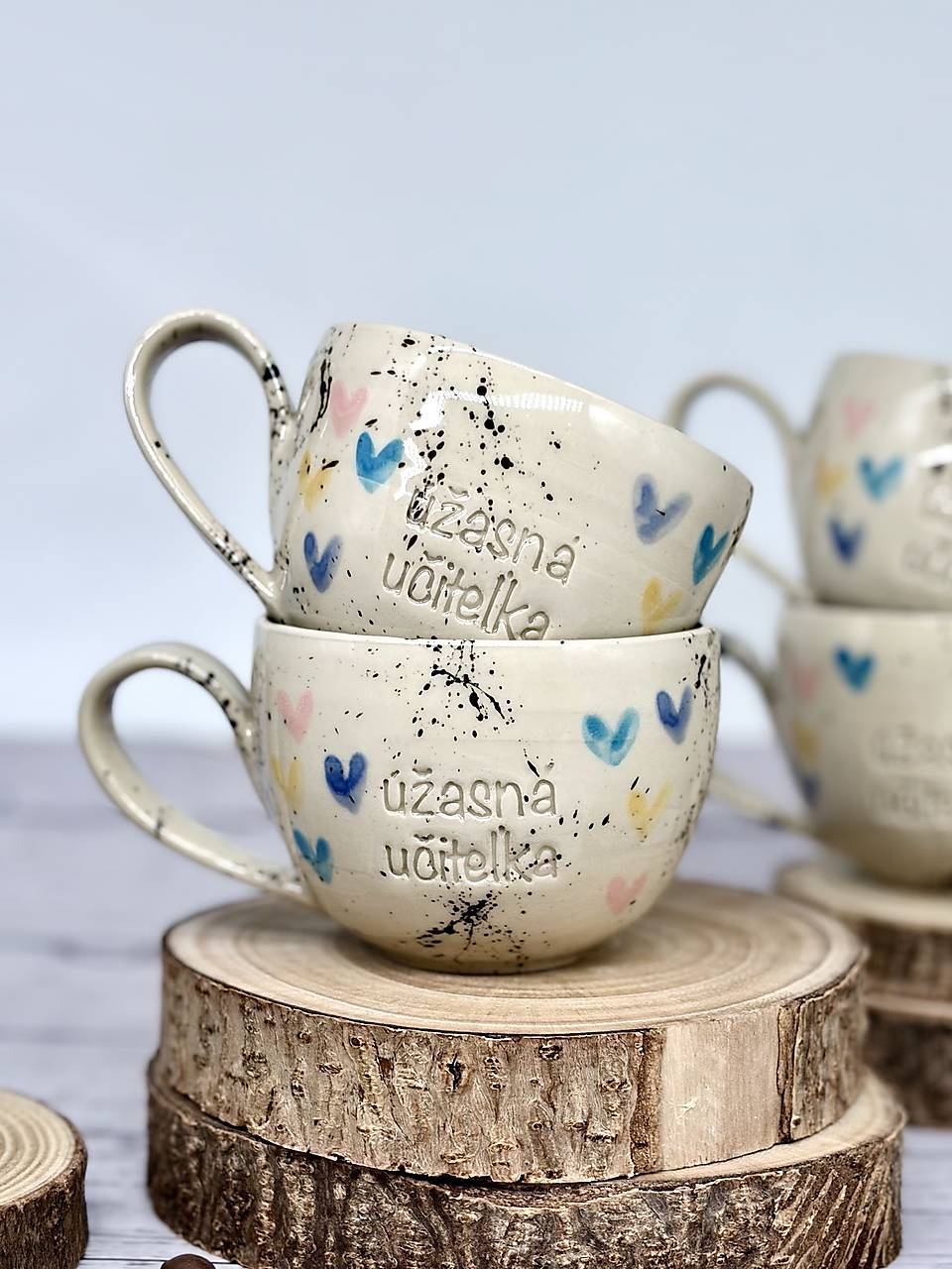 Farebné srdiečka - šálka cappuccino úžasná učiteľka (200ml, s uškom!