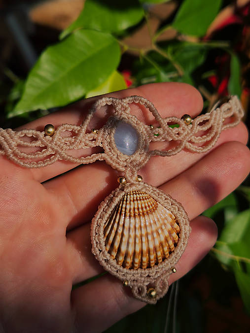 Náhrdelníky - Micro macramé náhrdelník s mušlou a chalcedónom - 18386403_
