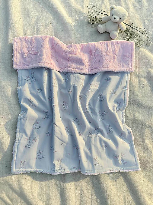 Prechodná deka pre najmenších (Zajkovia na sivej/deluxe minky blush)