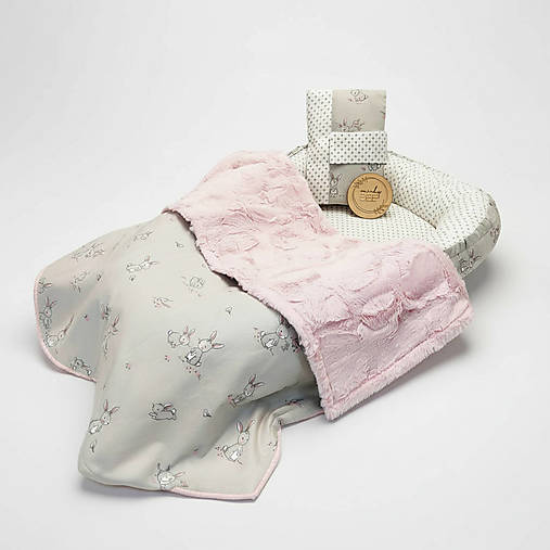 Prechodná deka pre najmenších (Zajkovia na sivej/deluxe minky blush)